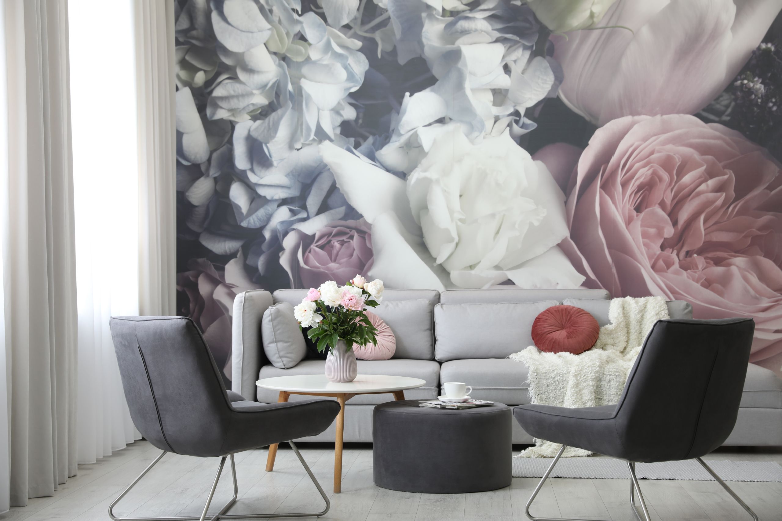 Akzentwand mit floraler Tapete im Wohnzimmer
