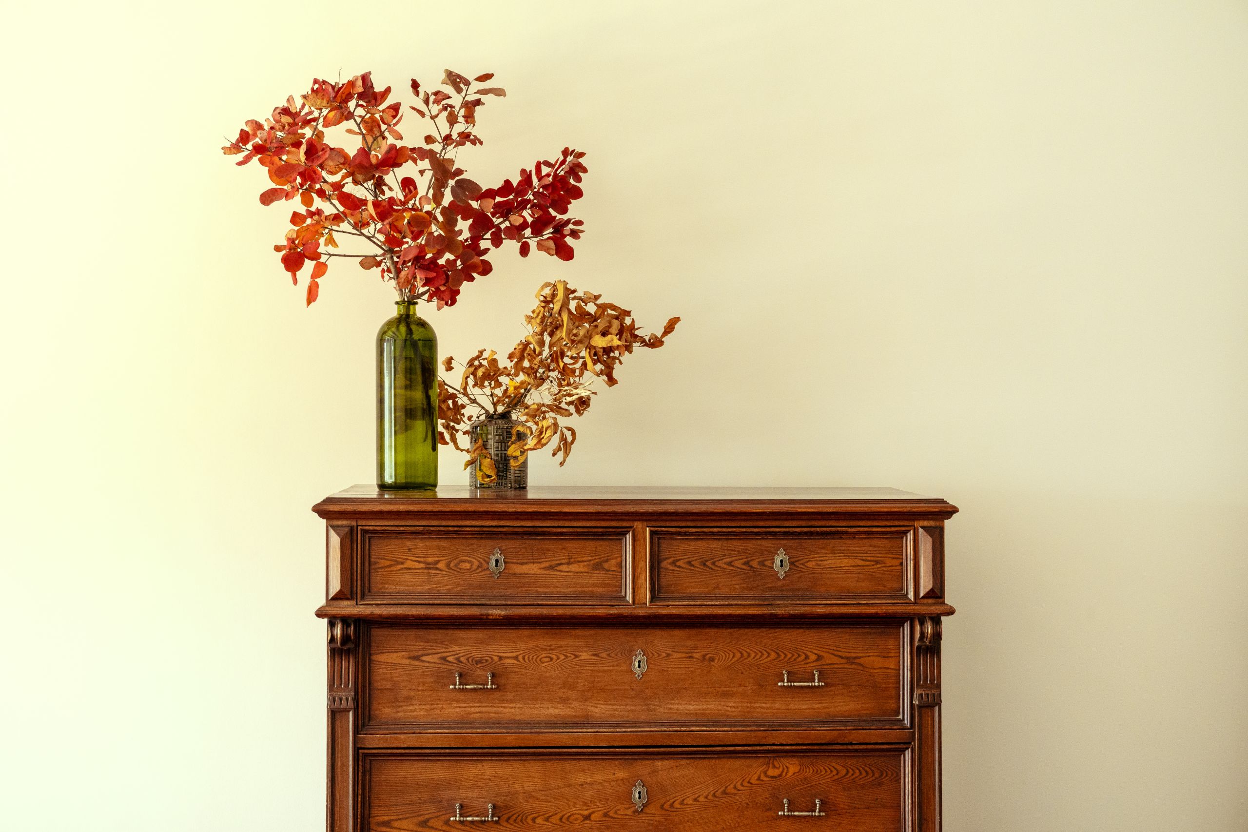 Lackiertes Sideboard aus Holz mit Blumenschmuck